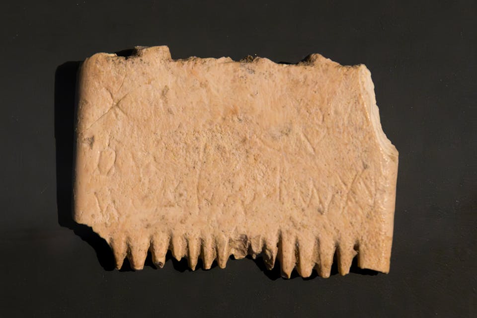 Canaanite-inscribed ivory comb from Lachish (פעמי-עליון / Wikimedia)