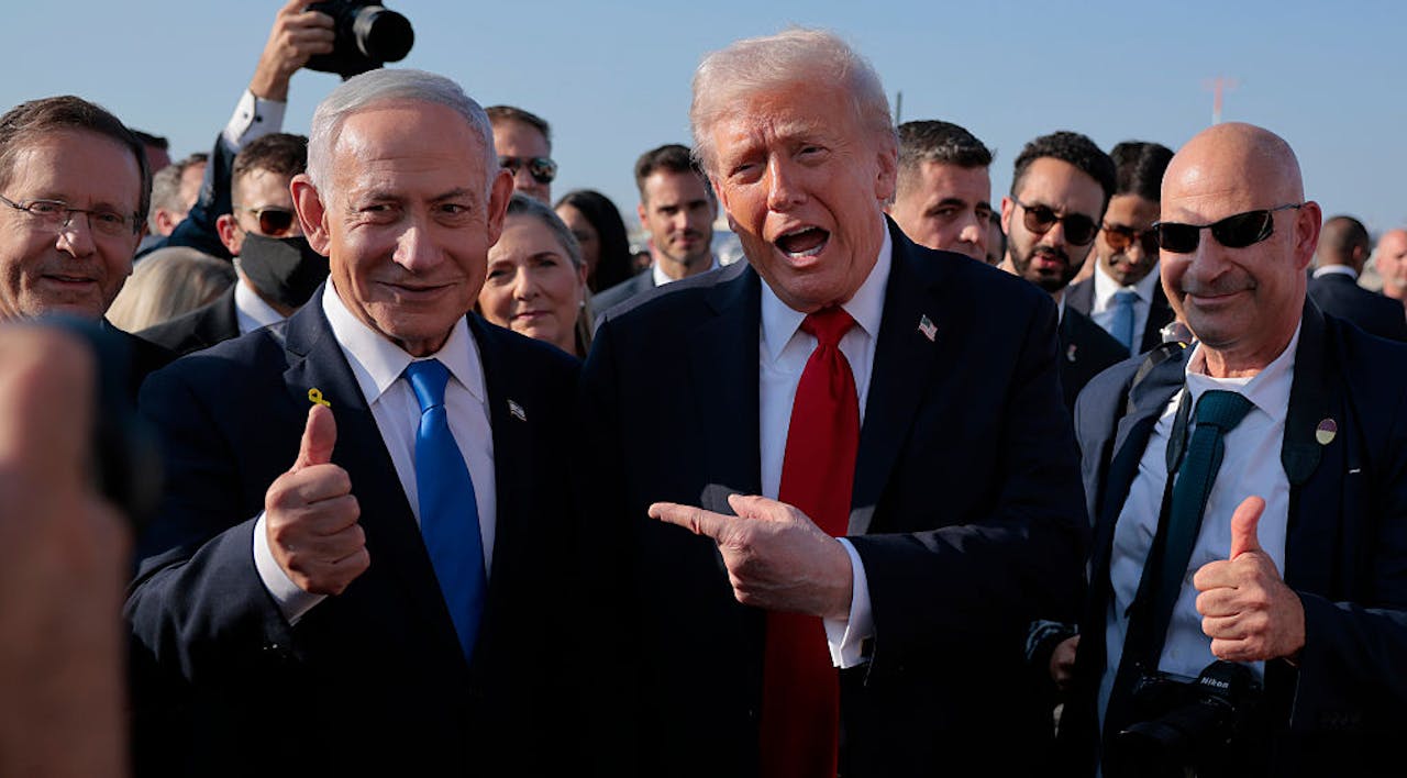 Isaac Herzog, Benjamin Netanyahu, and Donald Trump speaks to Israeli Prime Minister Benjamin Netanyahu, October 13, 2025. (Chip Somodevilla/Getty Images) Isaac Herzog, Benjamin Netanyahu, and Donald Trump speaks to Israeli Prime Minister Benjamin Netanyahu, October 13, 2025. (Chip Somodevilla/Getty Images)