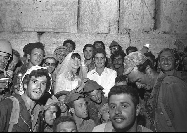 Paratroopers celebrating his wedding in front of the Western Wall (Aharon Tzukerman, Wikimedia Commons) Paratroopers celebrating his wedding in front of the Western Wall (Aharon Tzukerman, Wikimedia Commons)