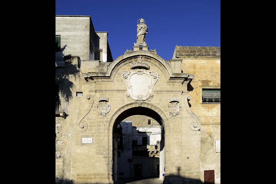 Porta degli Ebrei - Gate of the Jews in Oria, Italy (Livioandronico2013, Wikimedia Commons)
