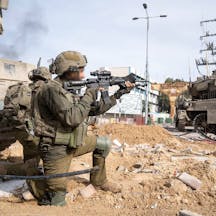 IDF sharpshooter using ACOG in Gaza 2023 (IDF Spokesperson's Unit photographer, Wikimedia Commons) IDF sharpshooter using ACOG in Gaza 2023 (IDF Spokesperson's Unit photographer, Wikimedia Commons)
