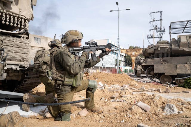 IDF sharpshooter using ACOG in Gaza 2023 (IDF Spokesperson's Unit photographer, Wikimedia Commons)