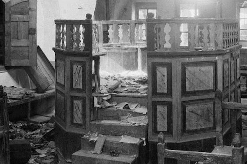 Hebron synagogue desecrated by Arab rioters, 1929. Wikimedia. Hebron synagogue desecrated by Arab rioters. Wikimedia.