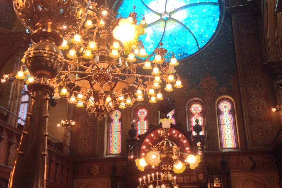 Eldridge Street Synagogue (Sakethegde247, Wikimedia Commons)