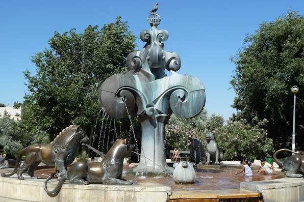 Children playing in the Lions Fountain in Yemin Moshe, Jerusalem (Djampa, Wikimedia Commons) Children playing in the Lions Fountain in Yemin Moshe, Jerusalem (Djampa, Wikimedia Commons)