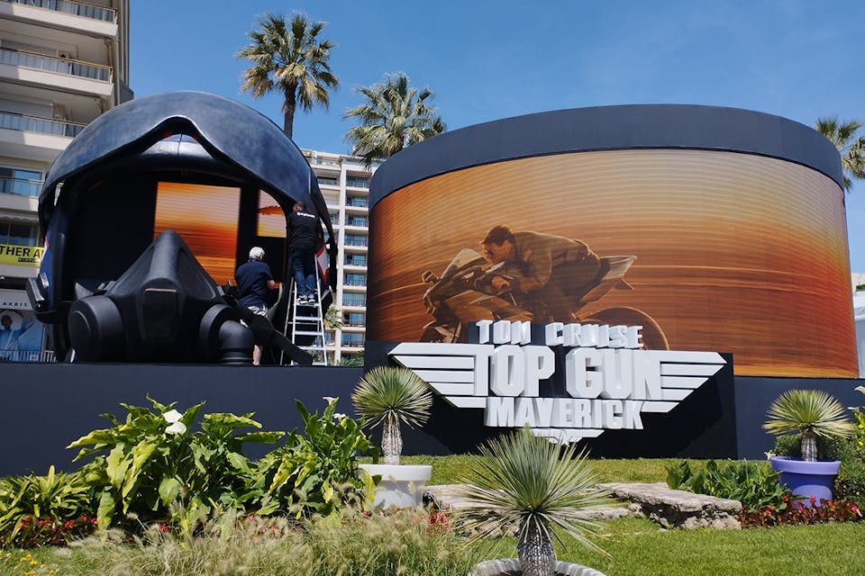 Installation featuring "Top Gun: Maverick" on the Croisette in Cannes (ManoSolo13241324, Wikimedia Commons) Installation featuring "Top Gun: Maverick" on the Croisette in Cannes (ManoSolo13241324, Wikimedia Commons)