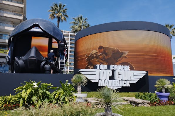 Installation featuring "Top Gun: Maverick" on the Croisette in Cannes (ManoSolo13241324, Wikimedia Commons)
