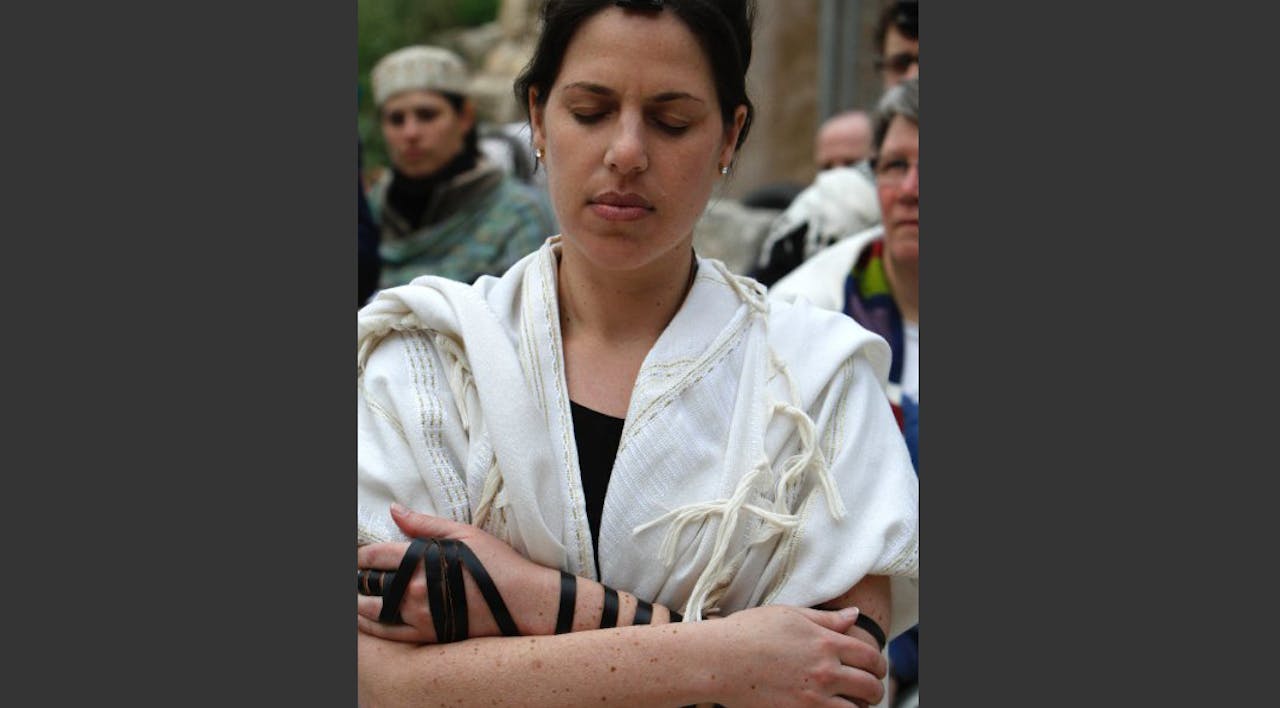 Woman during Women of the Wall prayer (Michal Patelle, Wikimedia Commons) Woman during Women of the Wall prayer (Michal Patelle, Wikimedia Commons)