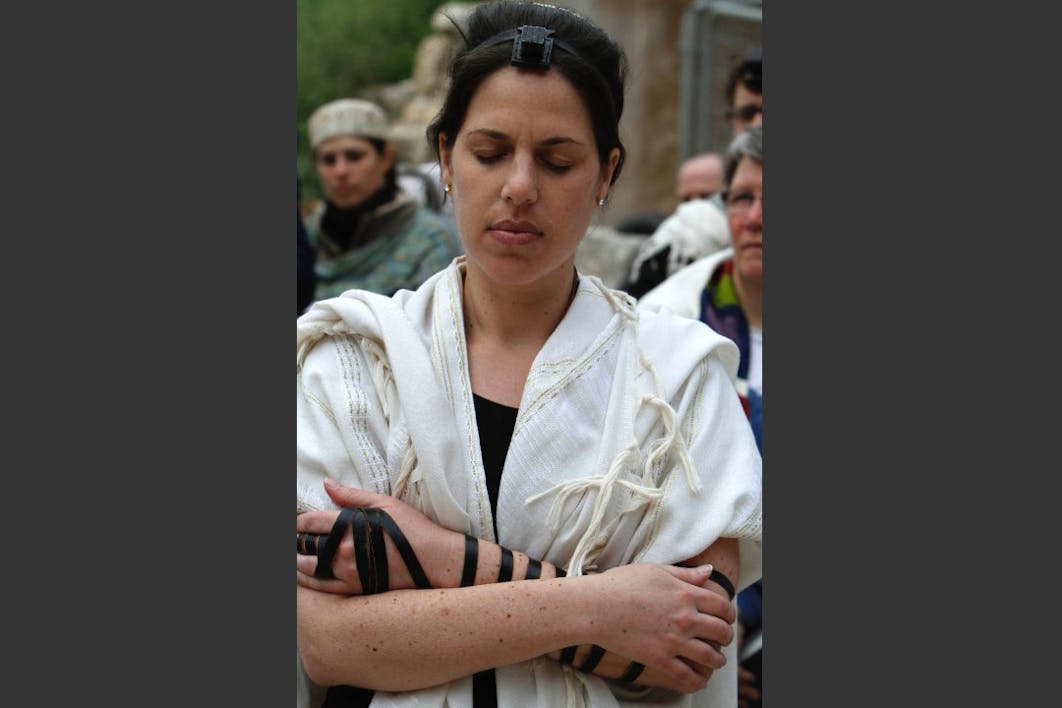 Woman during Women of the Wall prayer (Michal Patelle, Wikimedia Commons)