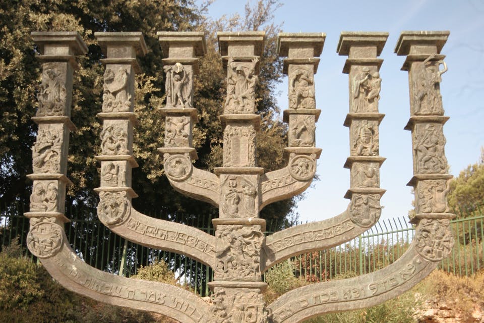 Knesset Menorah, Jerusalem (Ana Paula Hirama, Wikimedia Commons) Knesset Menorah, Jerusalem (Ana Paula Hirama, Wikimedia Commons)