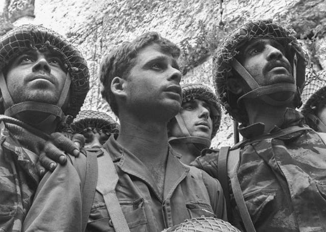 Israeli paratroopers at the Western Wall, Jerusalem. 7 June 1967 (Wikimedia Commons) Israeli paratroopers at the Western Wall, Jerusalem. 7 June 1967 (Wikimedia Commons)