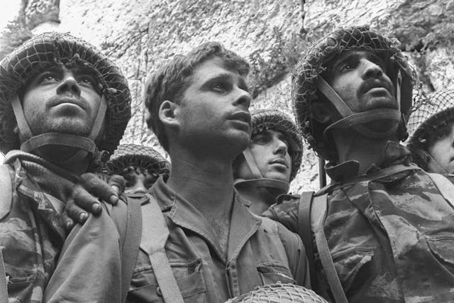 Israeli paratroopers at the Western Wall, Jerusalem. 7 June 1967 (Wikimedia Commons)