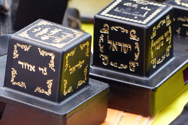 Tefillin (Benjamín Núñez González, Wikimedia Commons)