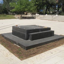 Grave of Ze'ev Jabotinsky (Avner, Wikimedia Commons) Grave of Ze'ev Jabotinsky (Avner, Wikimedia Commons)