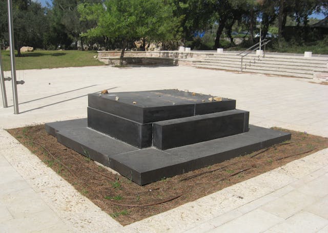Grave of Ze'ev Jabotinsky (Avner, Wikimedia Commons) Grave of Ze'ev Jabotinsky (Avner, Wikimedia Commons)