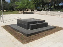 Grave of Ze'ev Jabotinsky (Avner, Wikimedia Commons)