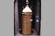 Illustrative photo of an Iraqi Torah case (team_coi, Wikimedia Commons)