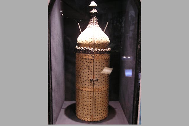 Illustrative photo of an Iraqi Torah case (team_coi, Wikimedia Commons)