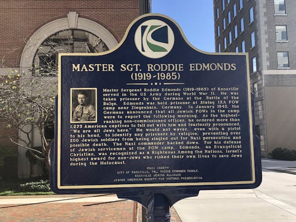 Roddie Edmonds historical marker in Knoxville, TN (Jrryjude, Wikimedia Commons)