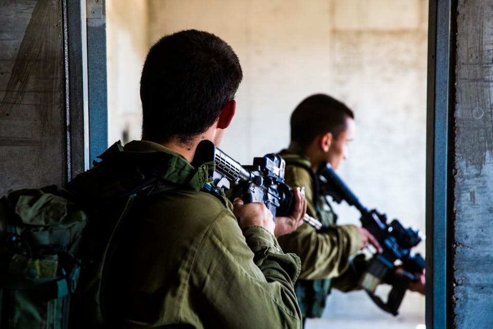 Israeli soldiers training in combat in an urban area (Shutterstock)