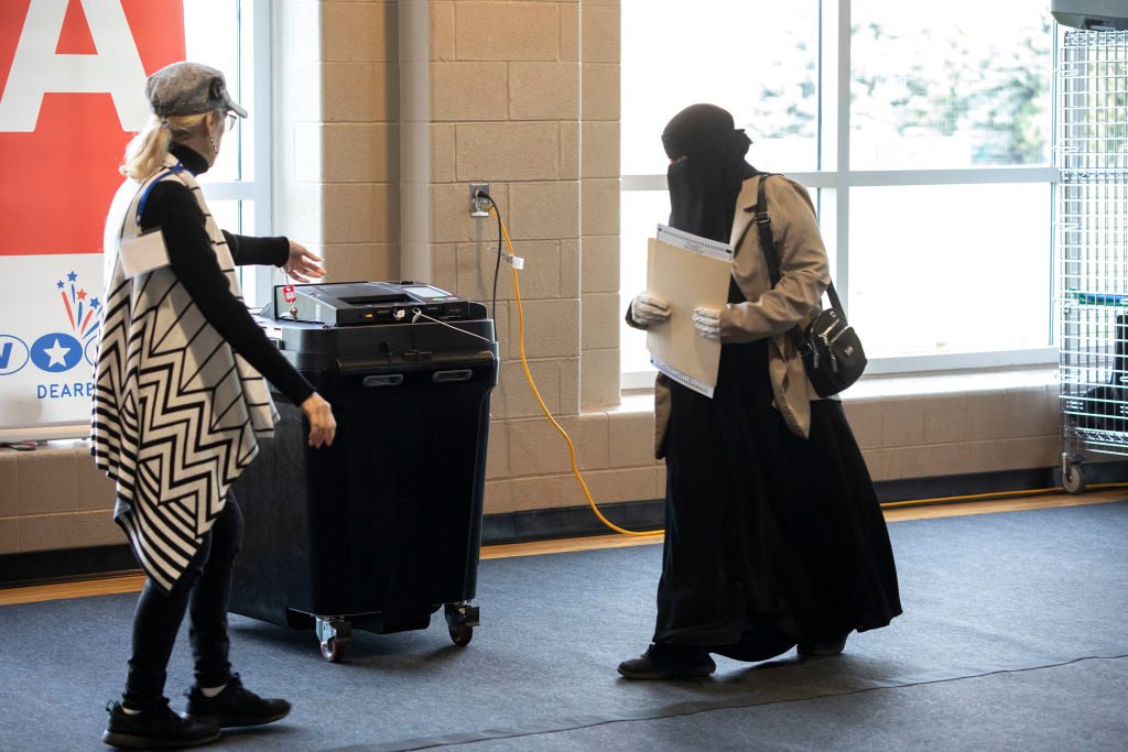 Voters-cast-their-ballots