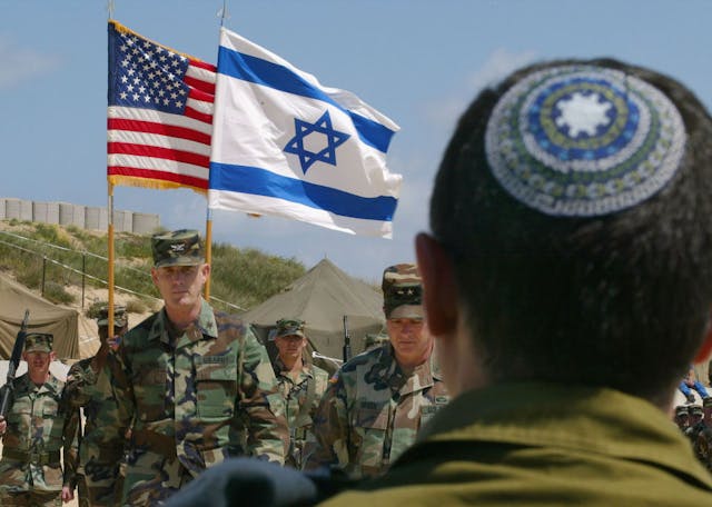 Israeli and American personnel at the IDF’s Tel Yona base on April 20, 2003. (David Silverman/Getty Images) Israeli-and-american-personnel
