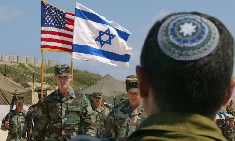 Israeli and American personnel at the IDF’s Tel Yona base on April 20, 2003. (David Silverman/Getty Images) Israeli-and-american-personnel