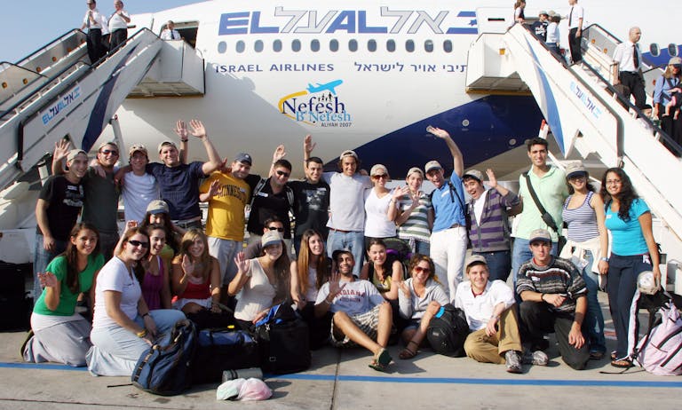 Nefesh B’Nefesh Charter Flight, December 2007. Wikimedia. Nefesh B’Nefesh Charter Flight, December 2007. Wikimedia.