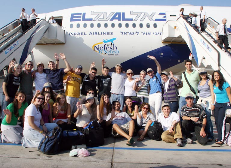 Nefesh B’Nefesh Charter Flight, December 2007. Wikimedia. Nefesh B’Nefesh Charter Flight, December 2007. Wikimedia.
