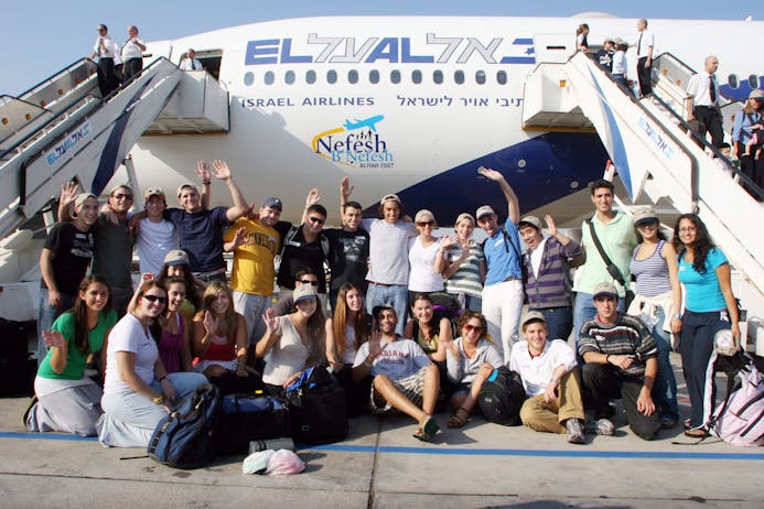 Nefesh B’Nefesh Charter Flight, December 2007. Wikimedia.