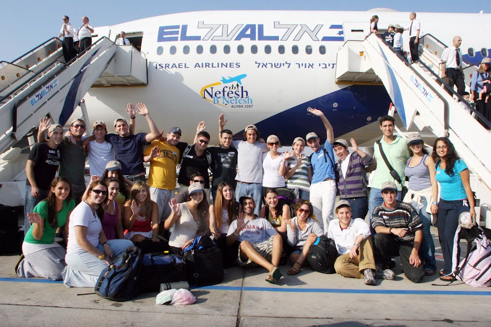 Nefesh B’Nefesh Charter Flight, December 2007. Wikimedia.