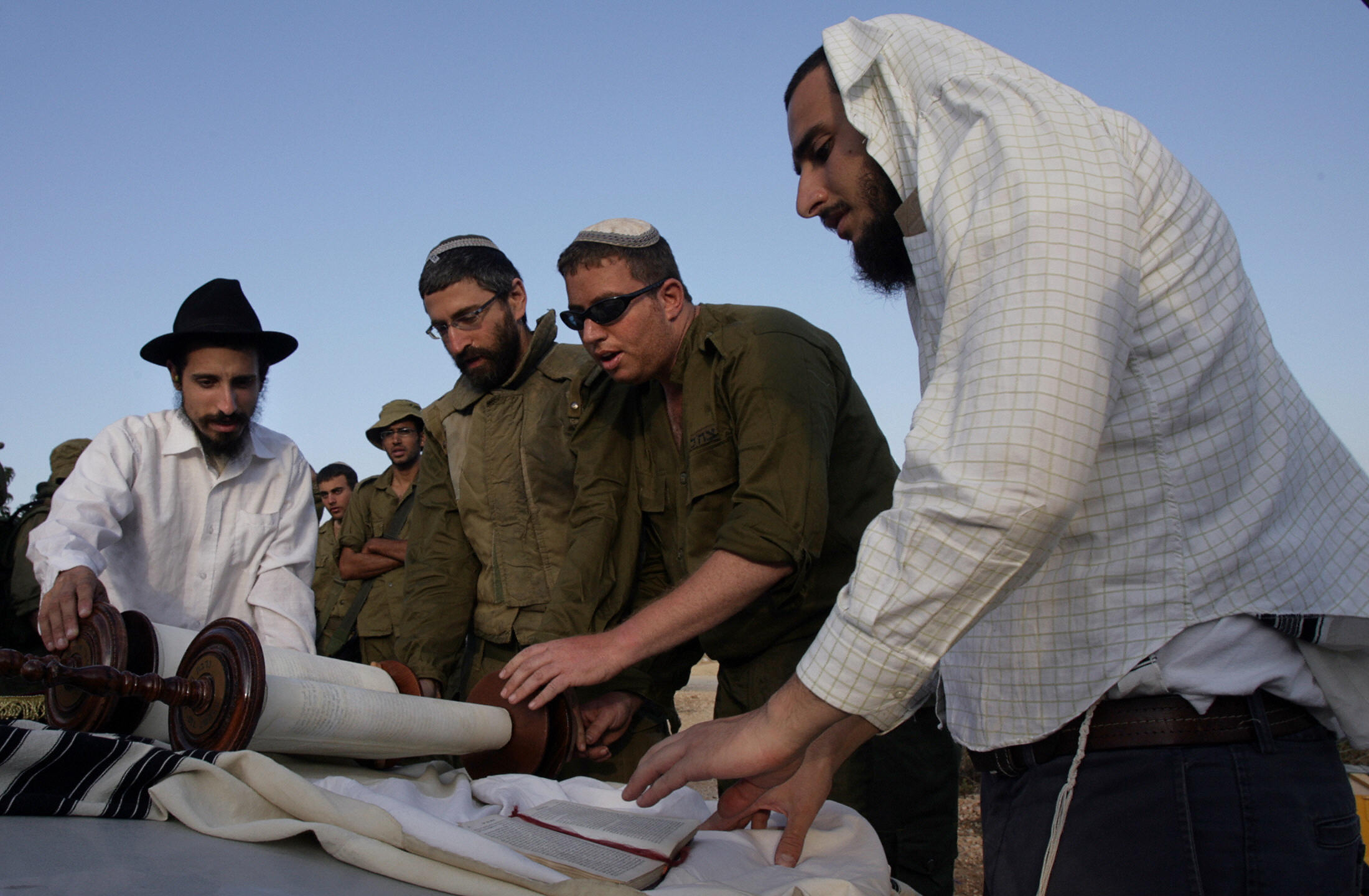Reading the Torah during the Second Lebanon War. (Denis Sinyakov/AFP via Getty Images)
