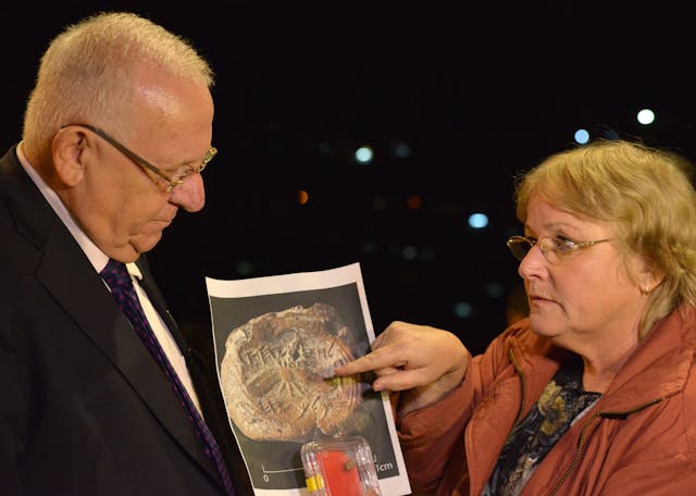 Eilat Mazar with Reuven Rivlin (Kobi Gideon, Wikimedia Commons) Eilat Mazar with Reuven Rivlin (Kobi Gideon, Wikimedia Commons)