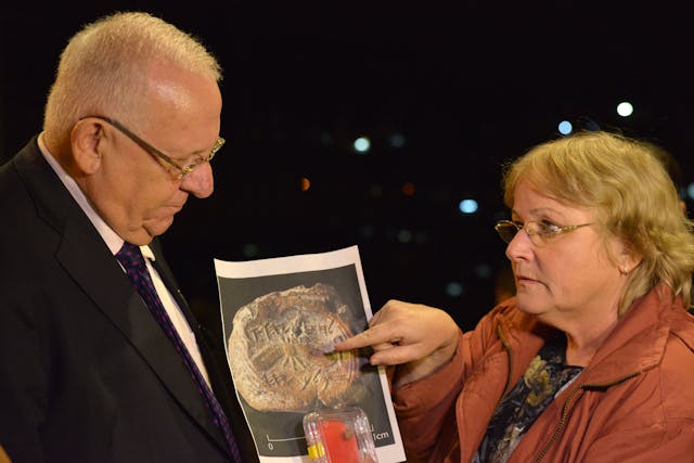 Eilat Mazar with Reuven Rivlin (Kobi Gideon, Wikimedia Commons)