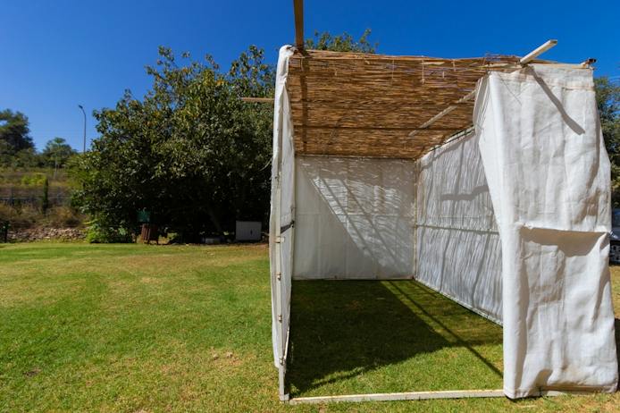 A public sukkah in Ein Hamad Park in Jerusalem (Shutterstock)
