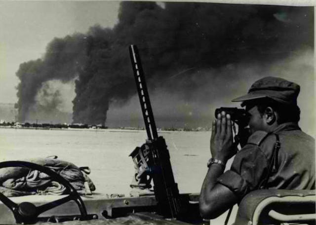 Israeli soldier observing Suez after Operation Avuka (Israeli State Archive, Wikimedia Commons) Israeli soldier observing Suez after Operation Avuka (Israeli State Archive, Wikimedia Commons)