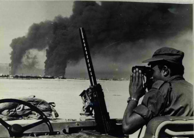 Israeli soldier observing Suez after Operation Avuka (Israeli State Archive, Wikimedia Commons)