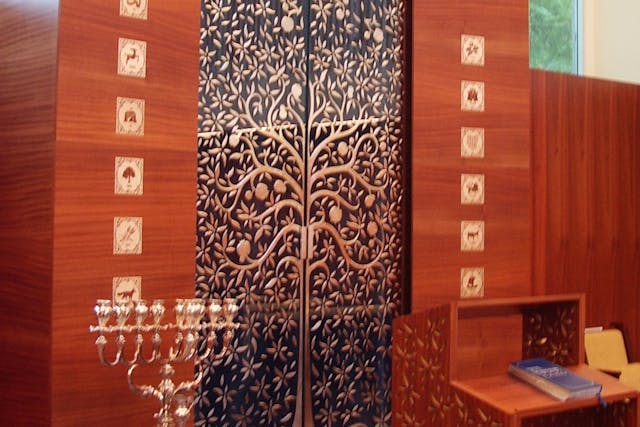 Interior of Tallinn synagogue (Ave Maria Mõistlik, Wikimedia Commons)