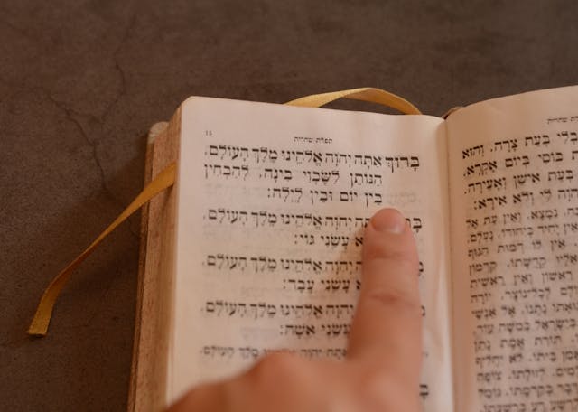 Hebrew prayerbook showing morning blessings Hebrew prayerbook showing morning blessings