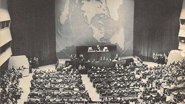 Postcard showing the United Nations General Assembly (Wikimedia Commons) Postcard showing the United Nations General Assembly (Wikimedia Commons)