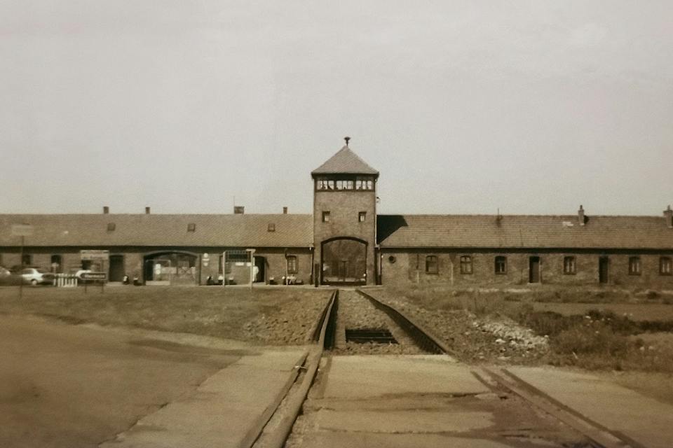 View of Gatehouse of Auschwitz II-Birkenau (Dpalma01, Wikimedia Commons) View of Gatehouse of Auschwitz II-Birkenau (Dpalma01, Wikimedia Commons)