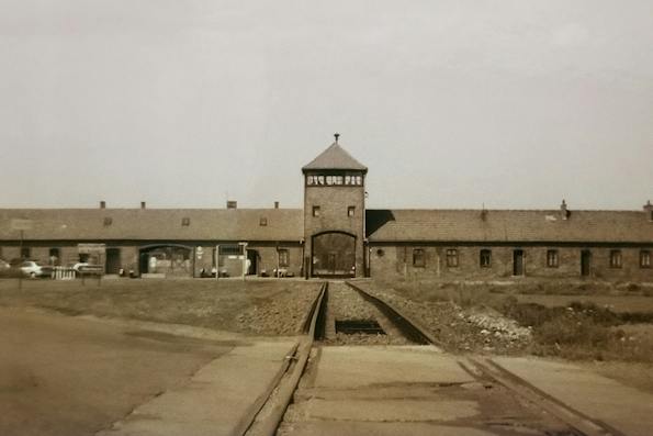 View of Gatehouse of Auschwitz II-Birkenau (Dpalma01, Wikimedia Commons)