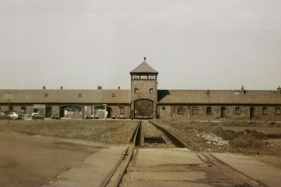 View of Gatehouse of Auschwitz II-Birkenau (Dpalma01, Wikimedia Commons)