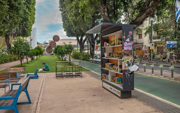 Rothschild Boulevard with street library and the Habima Square in Tel Aviv (Shutterstock)