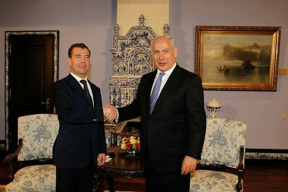 Dmitry Medvedev and Binyamin Netanyahu meet in Gorki (Presidential Press and Information Office, Wikimedia Commons)