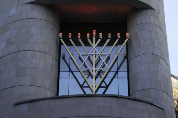 A menorah on the walls of a synagogue in Moscow (Superchilum, Wikimedia Commons) A menorah on the walls of a synagogue in Moscow (Superchilum, Wikimedia Commons)