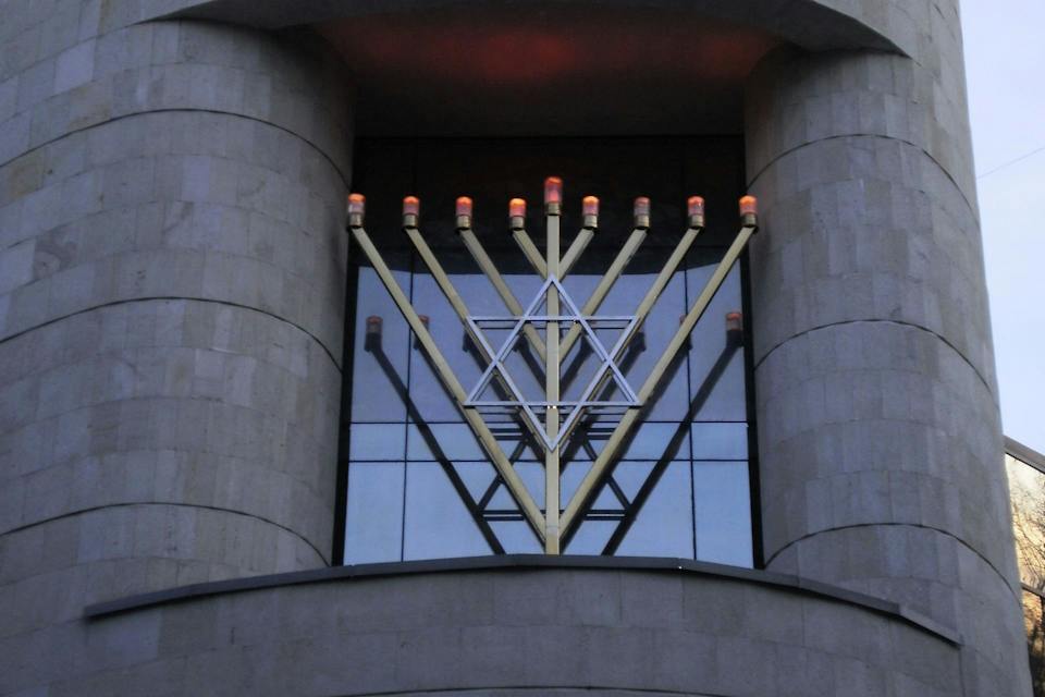 A menorah on the walls of a synagogue in Moscow (Superchilum, Wikimedia Commons) A menorah on the walls of a synagogue in Moscow (Superchilum, Wikimedia Commons)