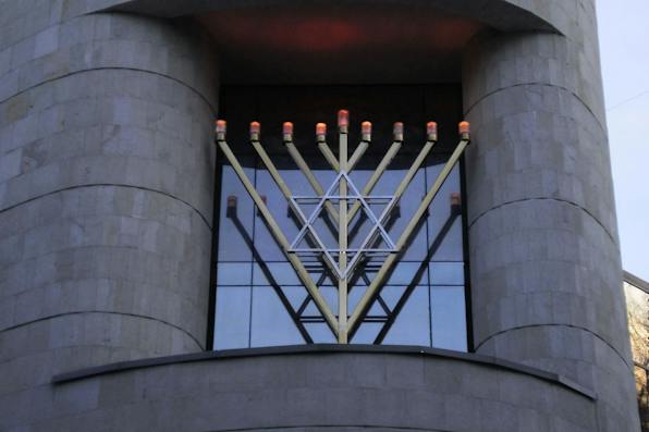 A menorah on the walls of a synagogue in Moscow (Superchilum, Wikimedia Commons)