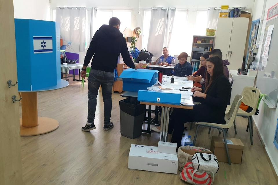 Voting in Holon, Israel (Shutterstock) Voting in Holon, Israel (Shutterstock)
