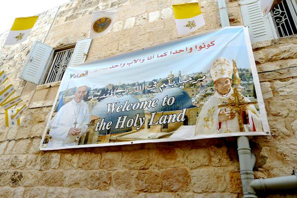 Old Jerusalem, Maronite Convent street, banner and flags to welcome Pope Francis and Lebanese Maronite patriarch Beshara al-Rahi. (Utilisateur:Djampa, Wikimedia Commons) Old Jerusalem, Maronite Convent street, banner and flags to welcome Pope Francis and Lebanese Maronite patriarch Beshara al-Rahi. (Utilisateur:Djampa, Wikimedia Commons)